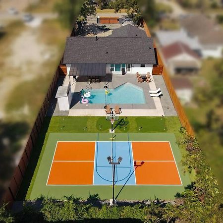 Pickleball Paradise Retreat - 4 Bedrooms, 2,5 Baths - Houston Downtown, Houston Heights - Pickleball And Basketball Court, Pool, Minigolf, Karaoke, Fire Pit, Bbq, Billiards, Ping Pong, Hockey, King Bed מראה חיצוני תמונה