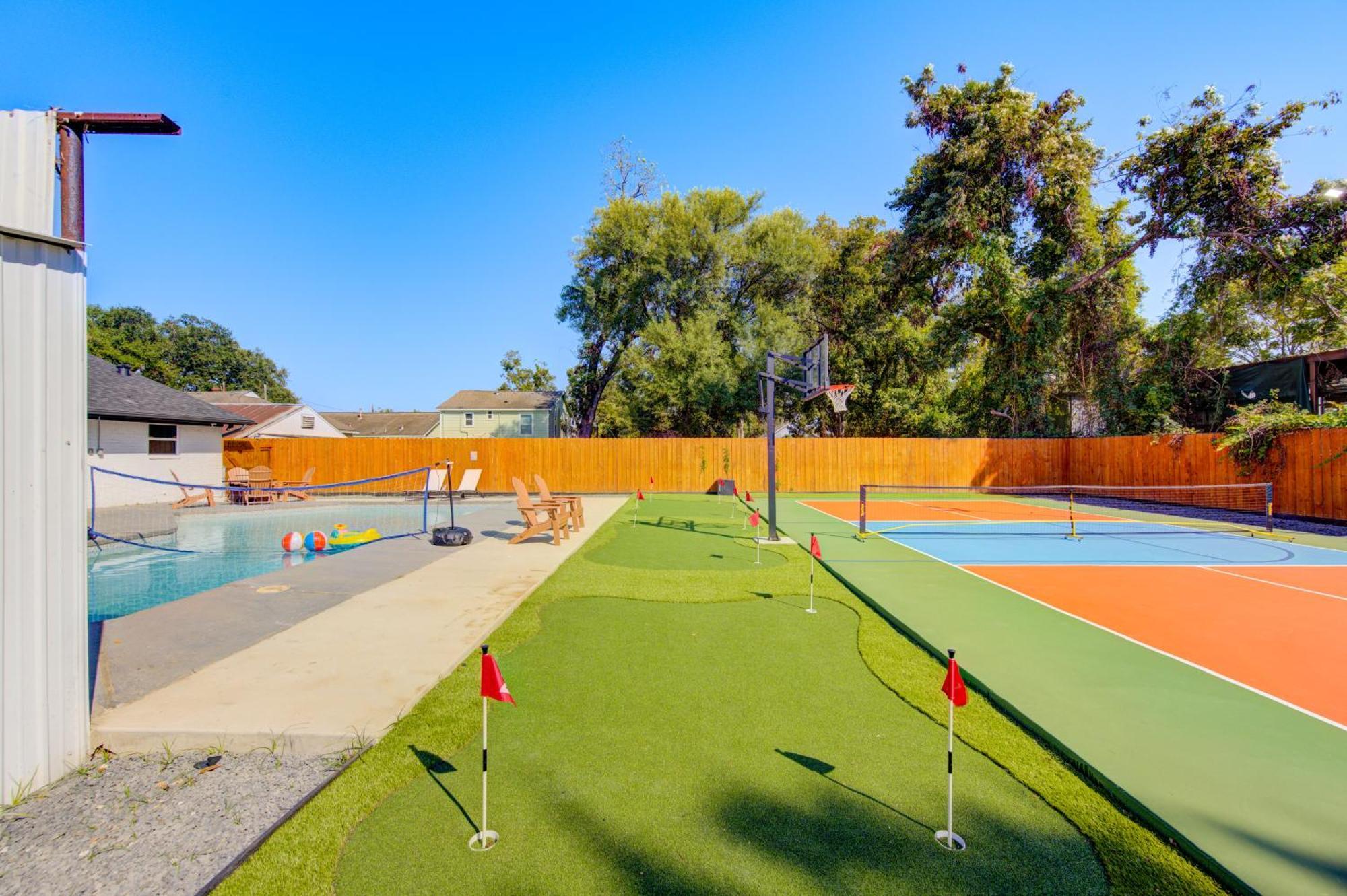 Pickleball Paradise Retreat - 4 Bedrooms, 2,5 Baths - Houston Downtown, Houston Heights - Pickleball And Basketball Court, Pool, Minigolf, Karaoke, Fire Pit, Bbq, Billiards, Ping Pong, Hockey, King Bed מראה חיצוני תמונה