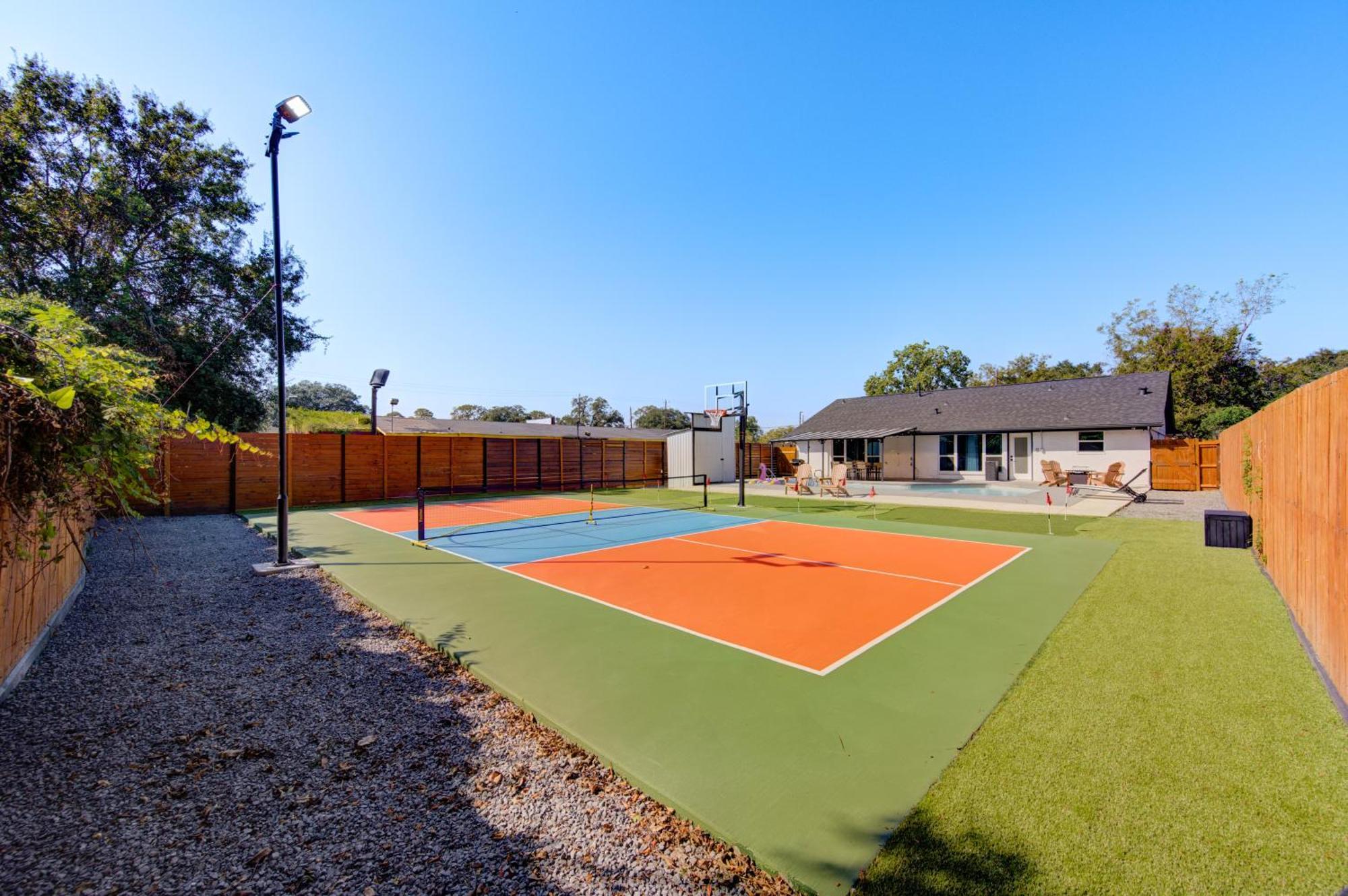 Pickleball Paradise Retreat - 4 Bedrooms, 2,5 Baths - Houston Downtown, Houston Heights - Pickleball And Basketball Court, Pool, Minigolf, Karaoke, Fire Pit, Bbq, Billiards, Ping Pong, Hockey, King Bed מראה חיצוני תמונה