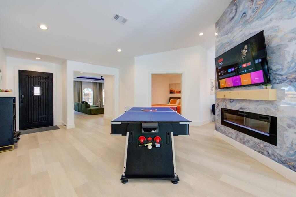 Pickleball Paradise Retreat - 4 Bedrooms, 2,5 Baths - Houston Downtown, Houston Heights - Pickleball And Basketball Court, Pool, Minigolf, Karaoke, Fire Pit, Bbq, Billiards, Ping Pong, Hockey, King Bed מראה חיצוני תמונה