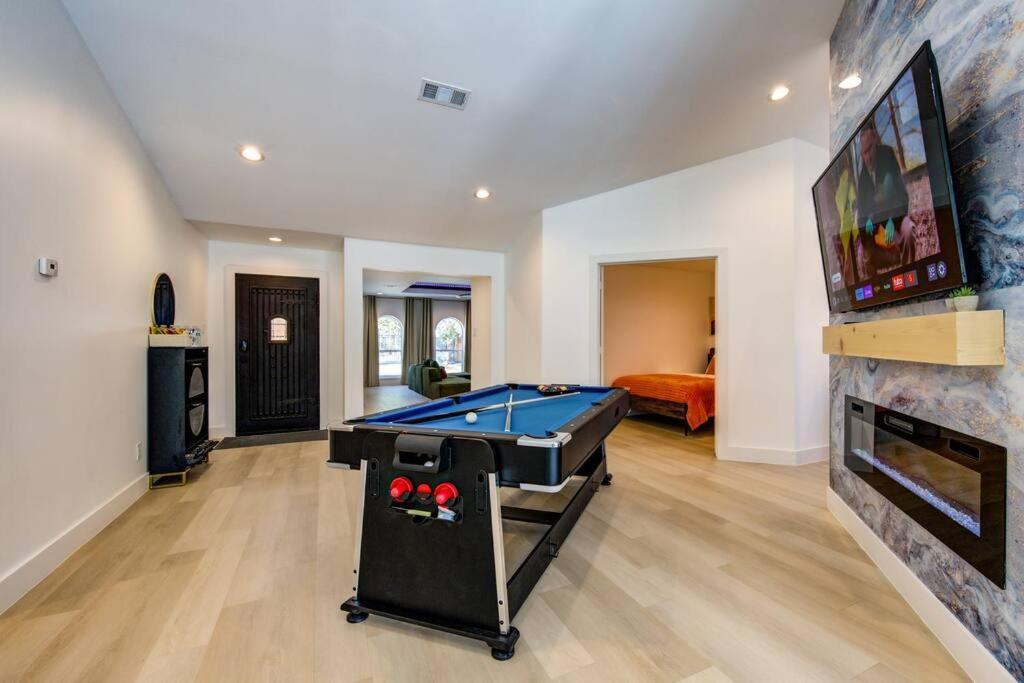 Pickleball Paradise Retreat - 4 Bedrooms, 2,5 Baths - Houston Downtown, Houston Heights - Pickleball And Basketball Court, Pool, Minigolf, Karaoke, Fire Pit, Bbq, Billiards, Ping Pong, Hockey, King Bed מראה חיצוני תמונה