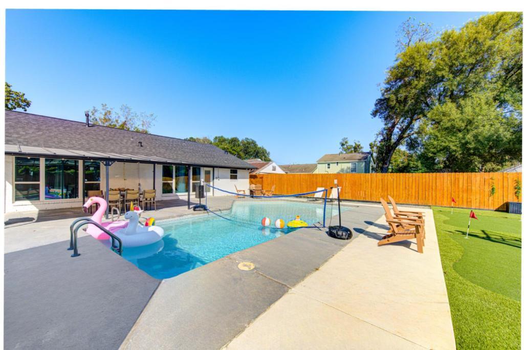 Pickleball Paradise Retreat - 4 Bedrooms, 2,5 Baths - Houston Downtown, Houston Heights - Pickleball And Basketball Court, Pool, Minigolf, Karaoke, Fire Pit, Bbq, Billiards, Ping Pong, Hockey, King Bed מראה חיצוני תמונה