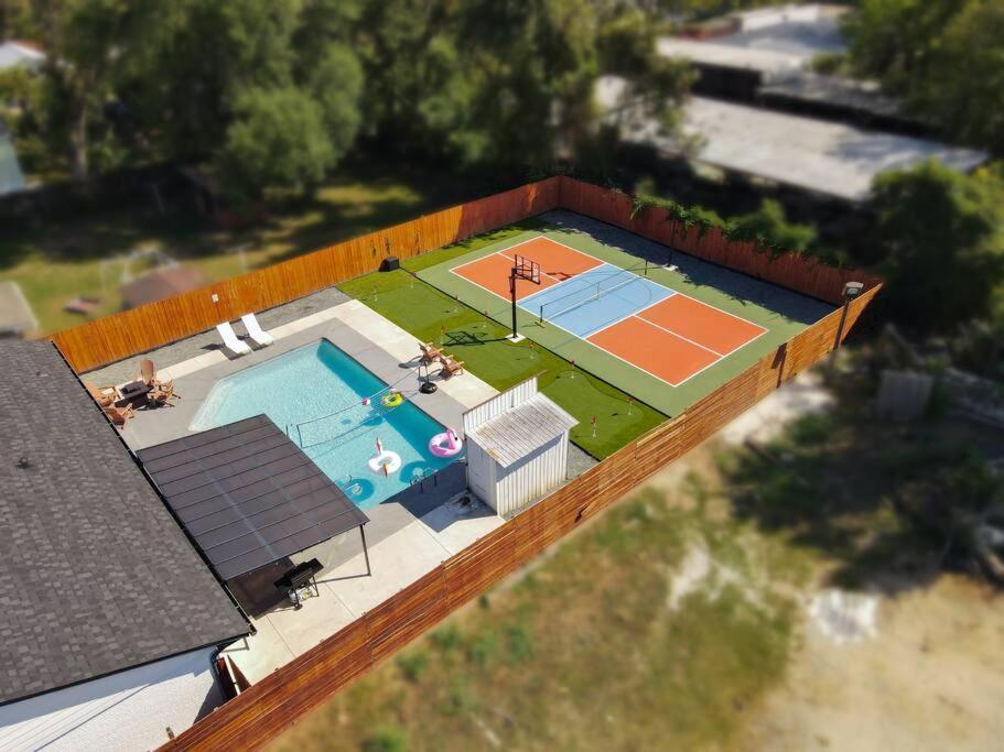 Pickleball Paradise Retreat - 4 Bedrooms, 2,5 Baths - Houston Downtown, Houston Heights - Pickleball And Basketball Court, Pool, Minigolf, Karaoke, Fire Pit, Bbq, Billiards, Ping Pong, Hockey, King Bed מראה חיצוני תמונה