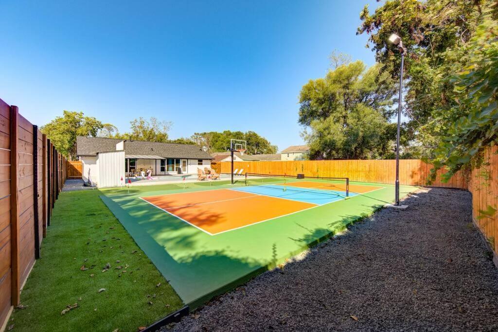 Pickleball Paradise Retreat - 4 Bedrooms, 2,5 Baths - Houston Downtown, Houston Heights - Pickleball And Basketball Court, Pool, Minigolf, Karaoke, Fire Pit, Bbq, Billiards, Ping Pong, Hockey, King Bed מראה חיצוני תמונה