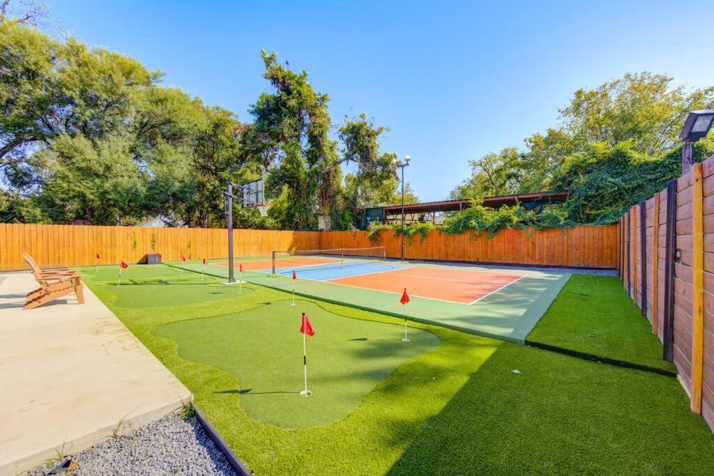 Pickleball Paradise Retreat - 4 Bedrooms, 2,5 Baths - Houston Downtown, Houston Heights - Pickleball And Basketball Court, Pool, Minigolf, Karaoke, Fire Pit, Bbq, Billiards, Ping Pong, Hockey, King Bed מראה חיצוני תמונה