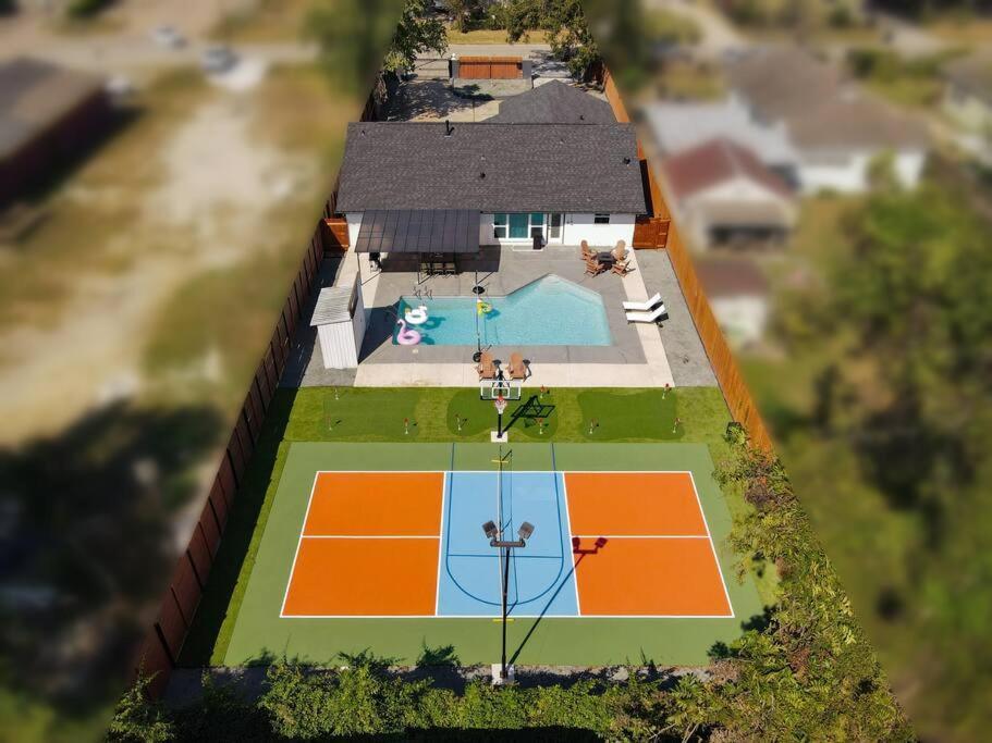 Pickleball Paradise Retreat - 4 Bedrooms, 2,5 Baths - Houston Downtown, Houston Heights - Pickleball And Basketball Court, Pool, Minigolf, Karaoke, Fire Pit, Bbq, Billiards, Ping Pong, Hockey, King Bed מראה חיצוני תמונה